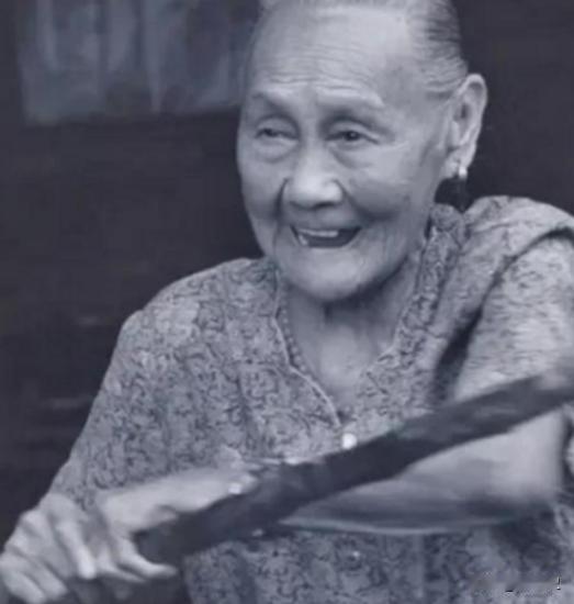 1941年9月，一个中国女兵被7名日本鬼子团团围住，正当日本人脱裤子欲行不轨时，