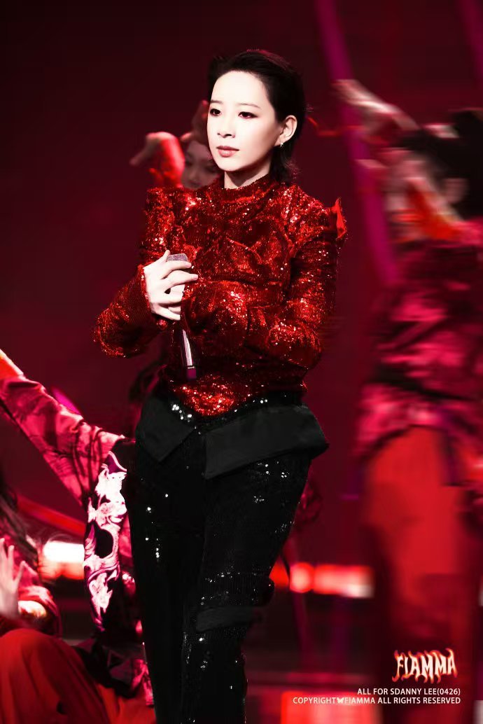 李斯丹妮一步一步到一首一首 李斯丹妮踏实努力前行，三台春晚舞台唱出自我，全新形象