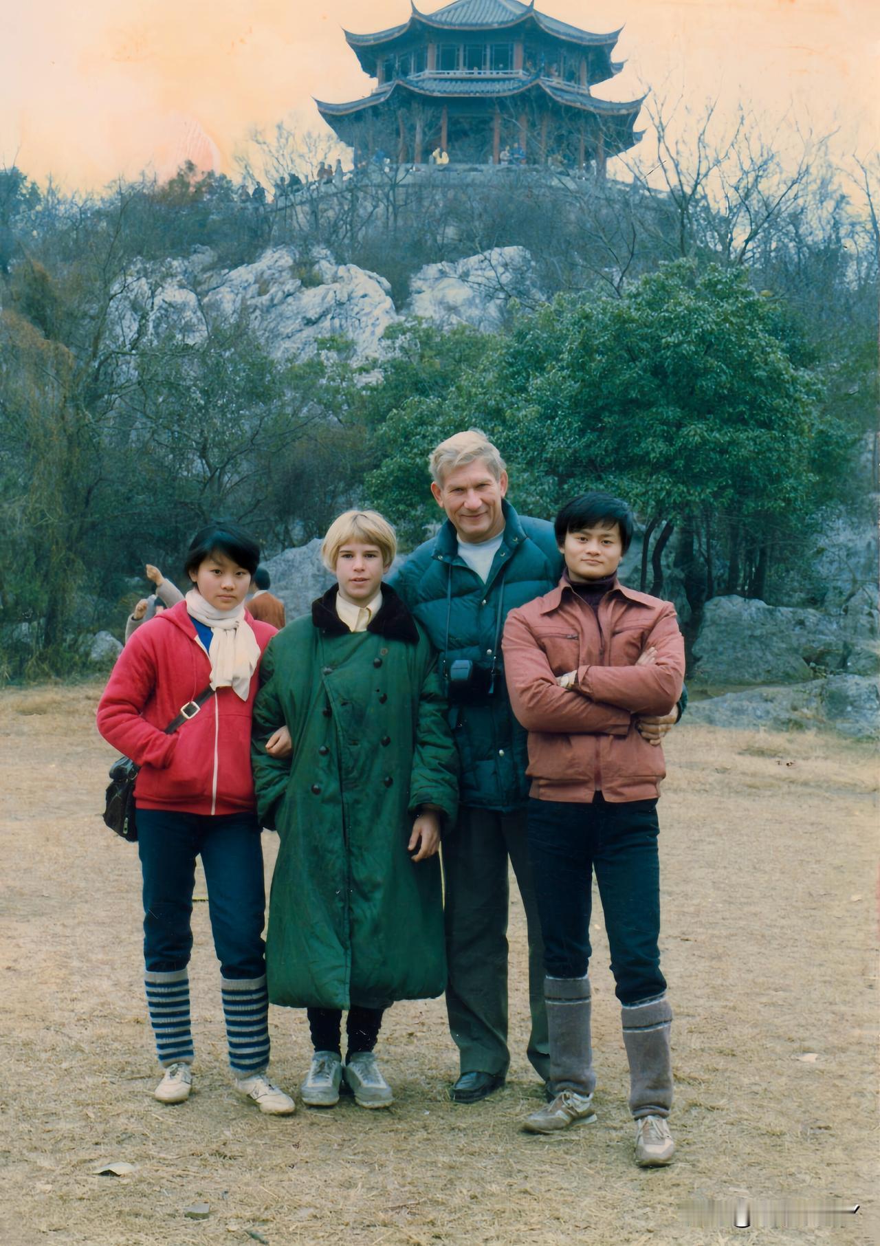 一九八五年，杭州，马云与妹妹马雪及澳大利亚朋友肯莫利父子的合影。此时马云二十一岁