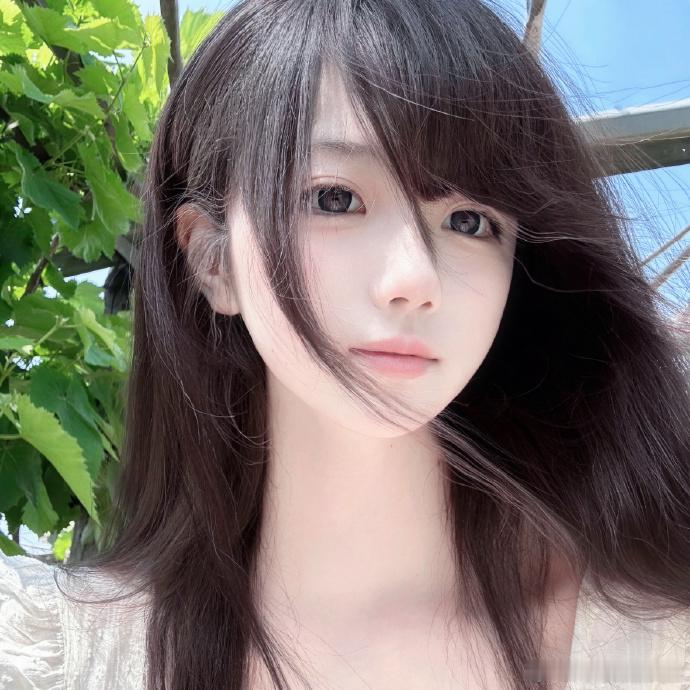 甜圆包超话来啦！今日分享一张精心自截自调的拿留痕美图。独特视角，细腻质感，尽显甜
