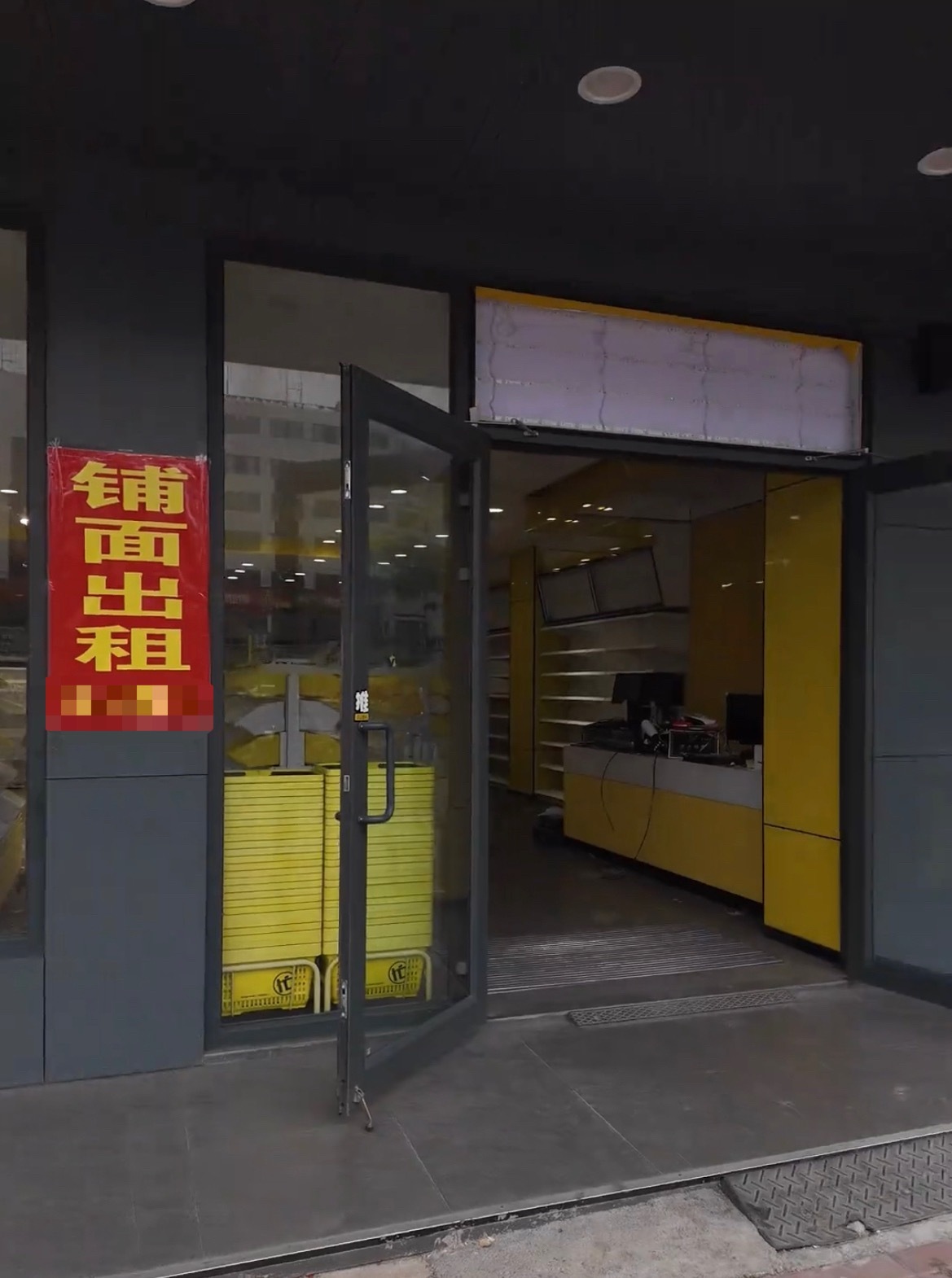 【玉林教育东路某学校对面零食店倒闭了】近日，网友爆料称：玉林市教育东路某学校对面