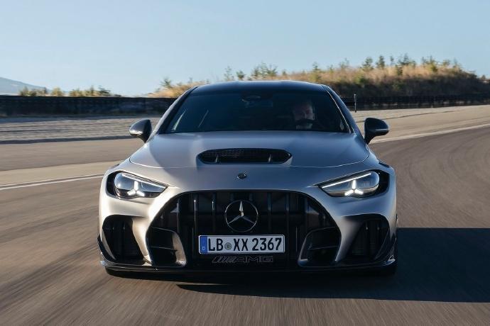 一场逆时代的V8盛宴
来自AMG CLE 646 Spezialanfertig