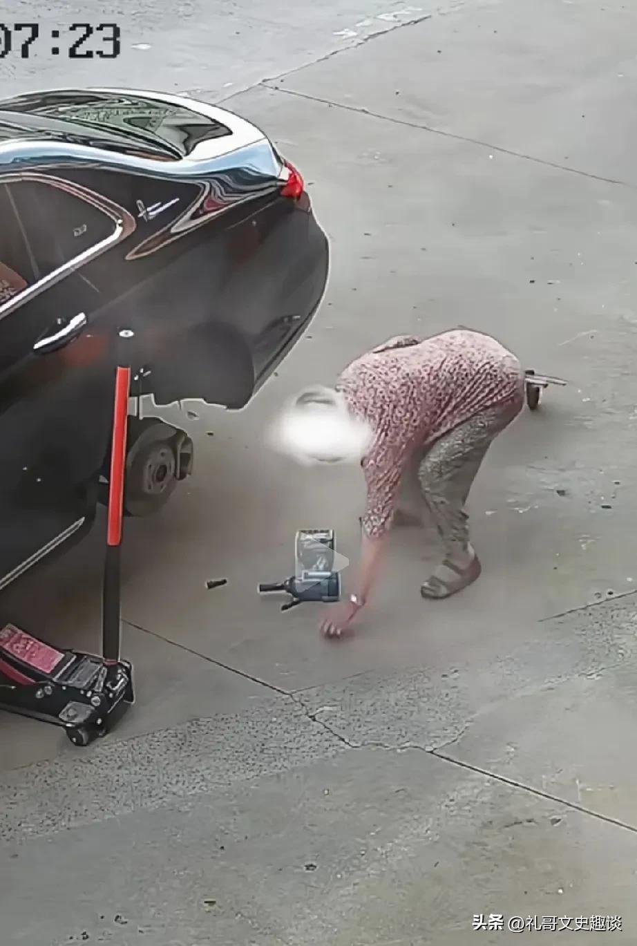 路边修车，天塌了。一位男子在路边修车，把轮胎卸下来以后，进屋修里轮胎，可能万万没