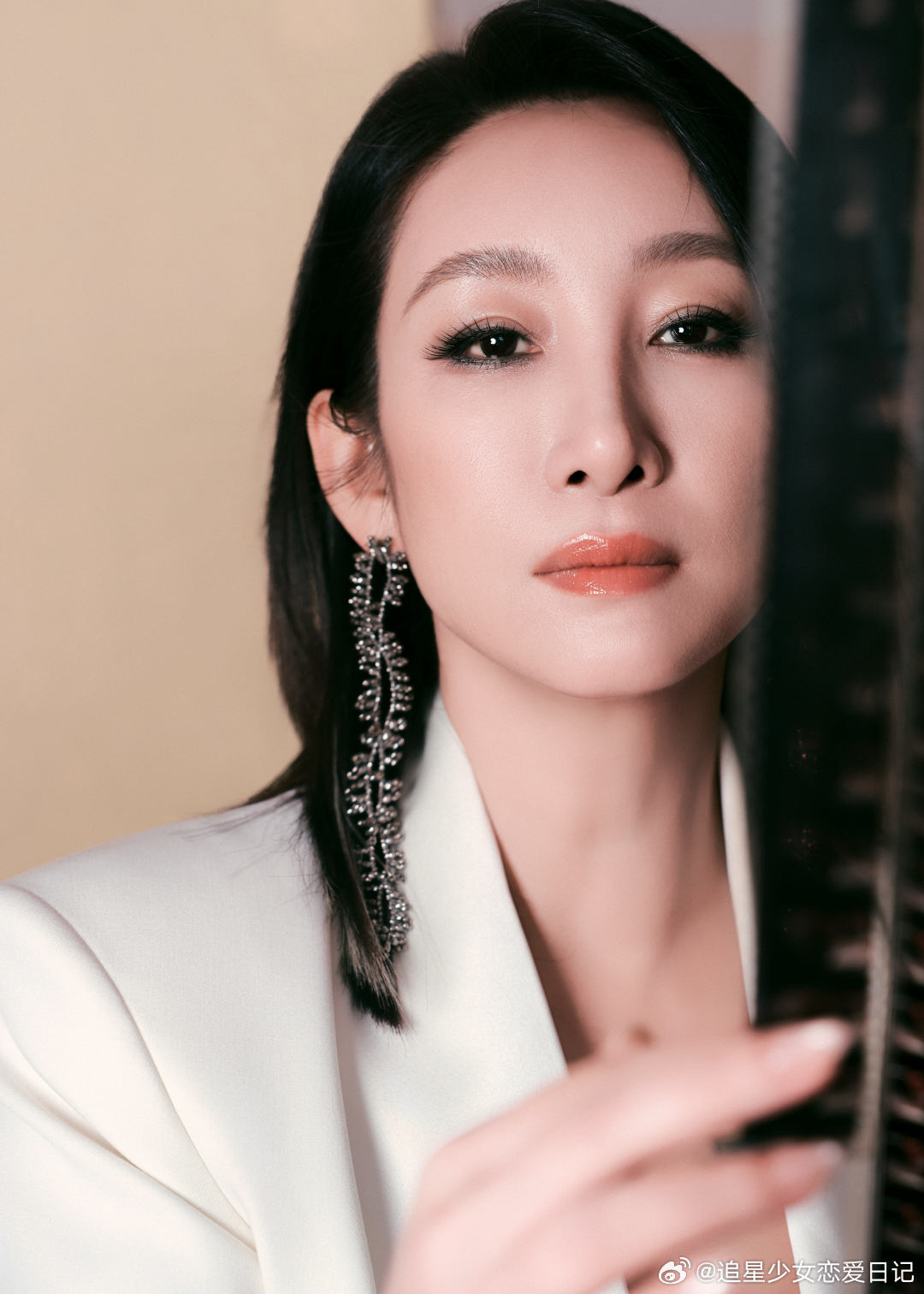 秦海璐白西装完全女总裁 秦海璐白色挑染秦海璐这次造型好惊艳！白西装简约高级，白色