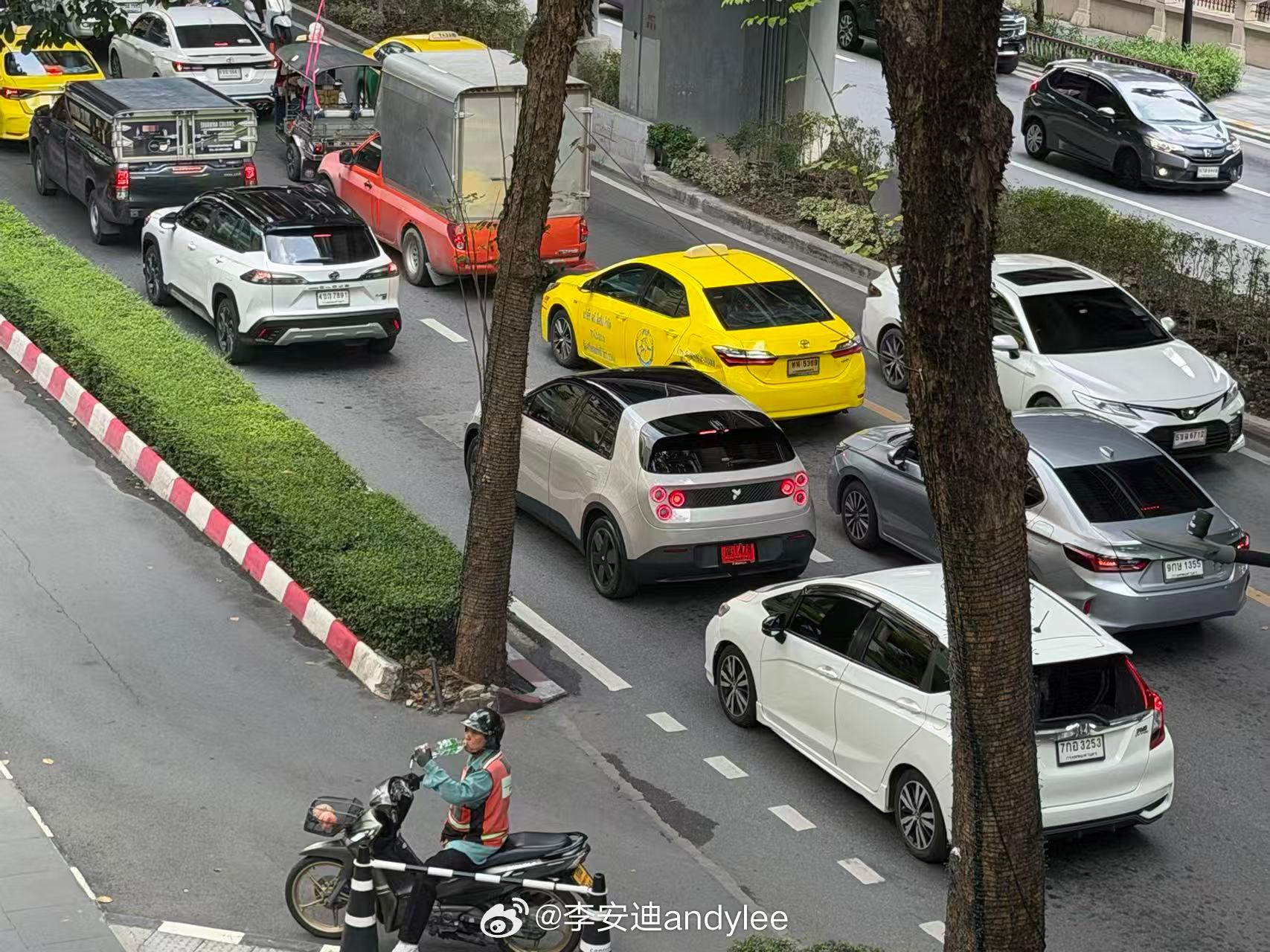 泰国街头的萤火虫，我朋友说，在那边价格差不多在 18 万人民币左右，国内的人真幸