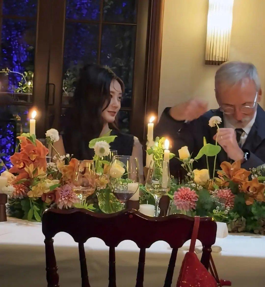 李一桐亮相珑骧晚宴，与CEO用英语流畅交流，全程大方自如，自信从容间散发着迷人魅