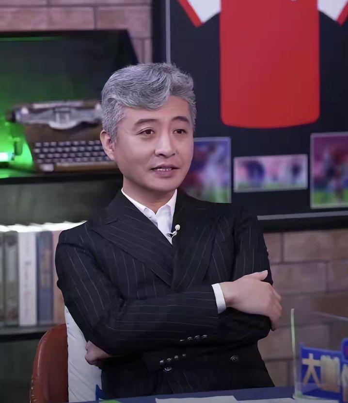 刚满51岁就一头花白头发，气质成熟内敛，和早年频频登上春晚、意气风发的模样反差很