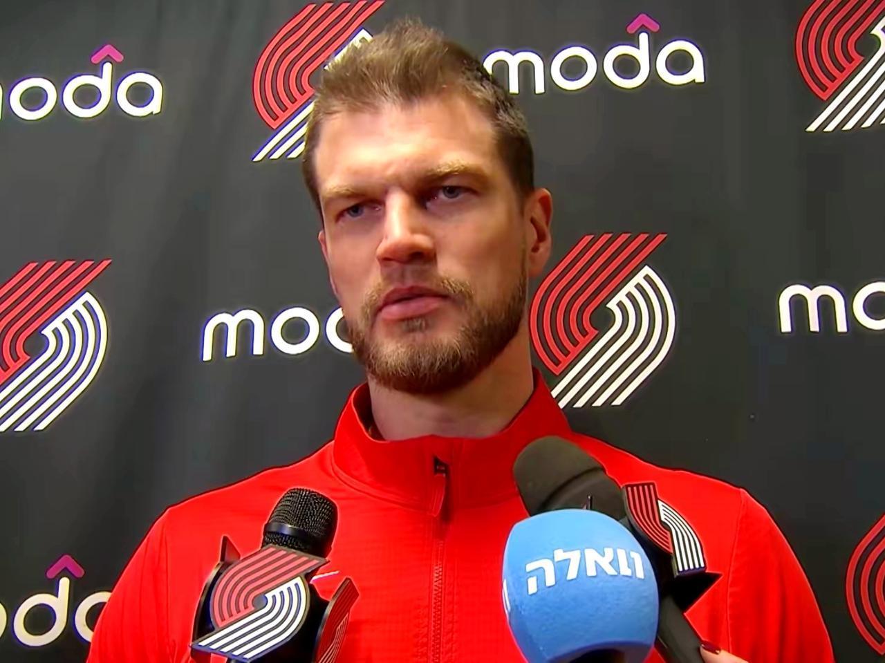 斯普利特为何一边批评霍勒迪，一边表扬杨瀚森

开拓者今天遗憾输球，赛后采访中，主