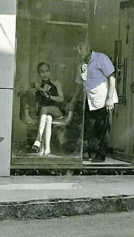 什么年纪了，摸人家姑娘的大腿，老不正经，姑娘明智，直接拒绝。