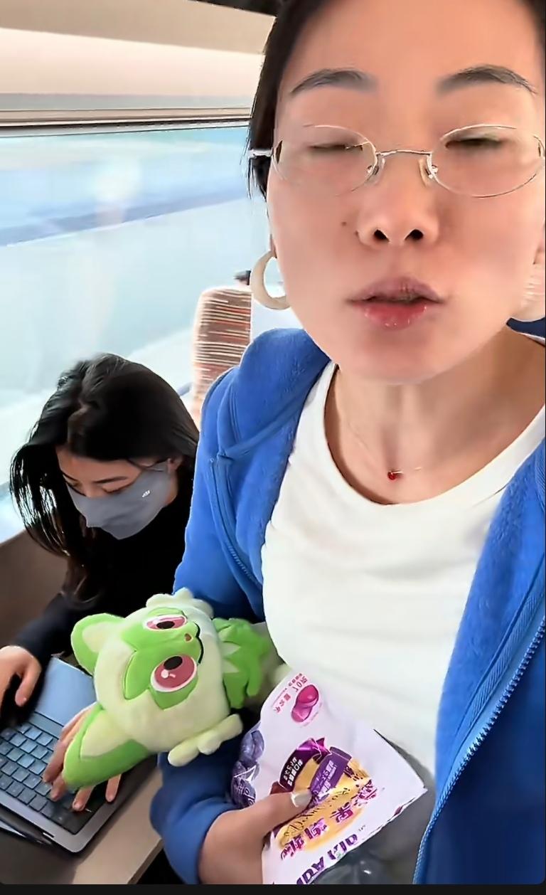 列车上，女子坐在自己的座位上，一对情侣想挨在一起坐，要跟她换座。她说：“等乘务员