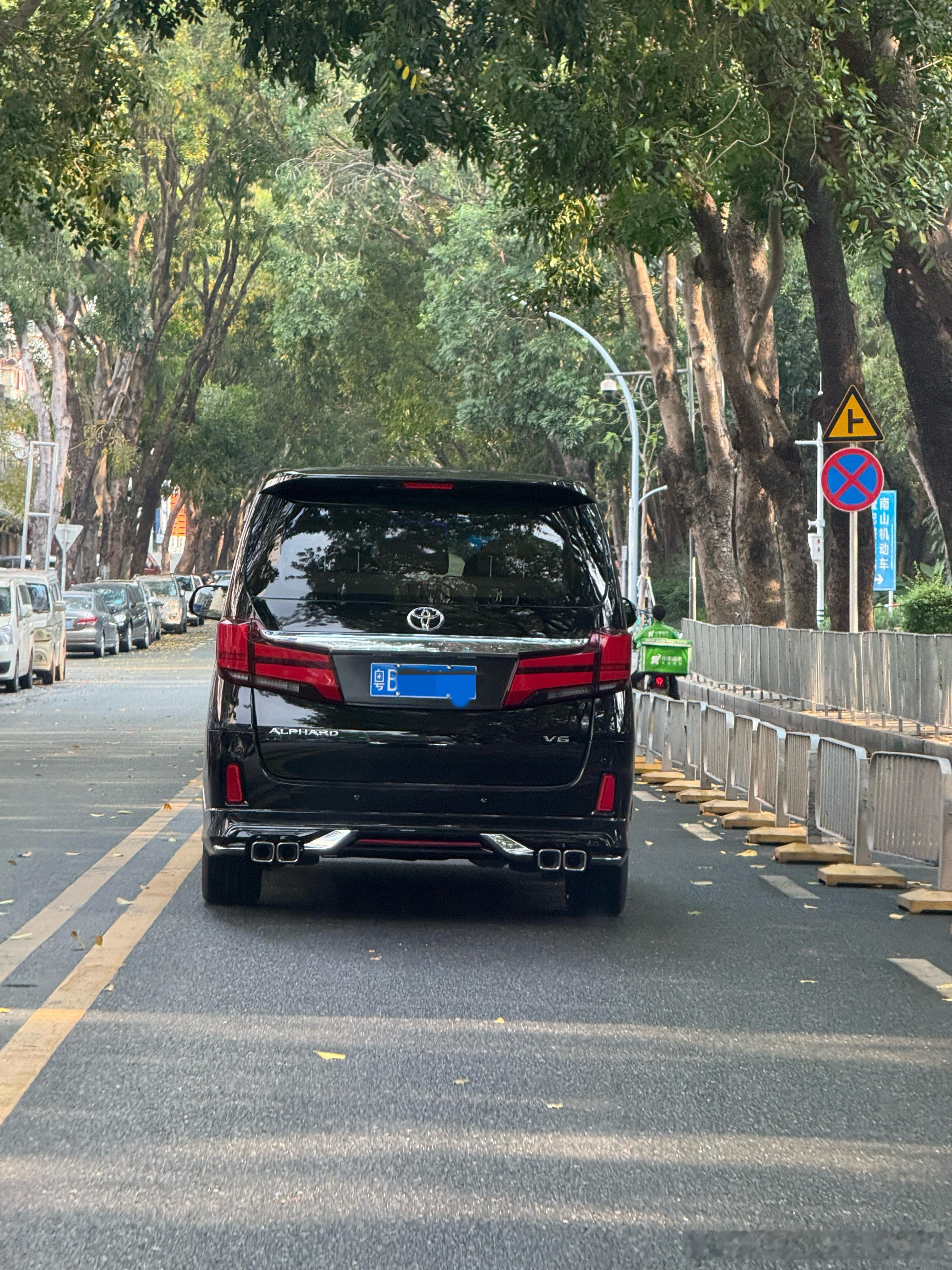 一个敢改，一个敢开，我还以为是九龙汽车出了新款呢，一台丰田改成九龙的即视感 