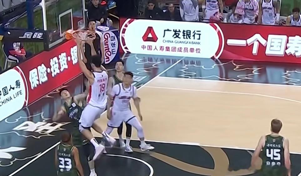 半场战罢，广州男篮41-40以1分优势暂时领先同曦，徐昕打出了极具统治力的表现。