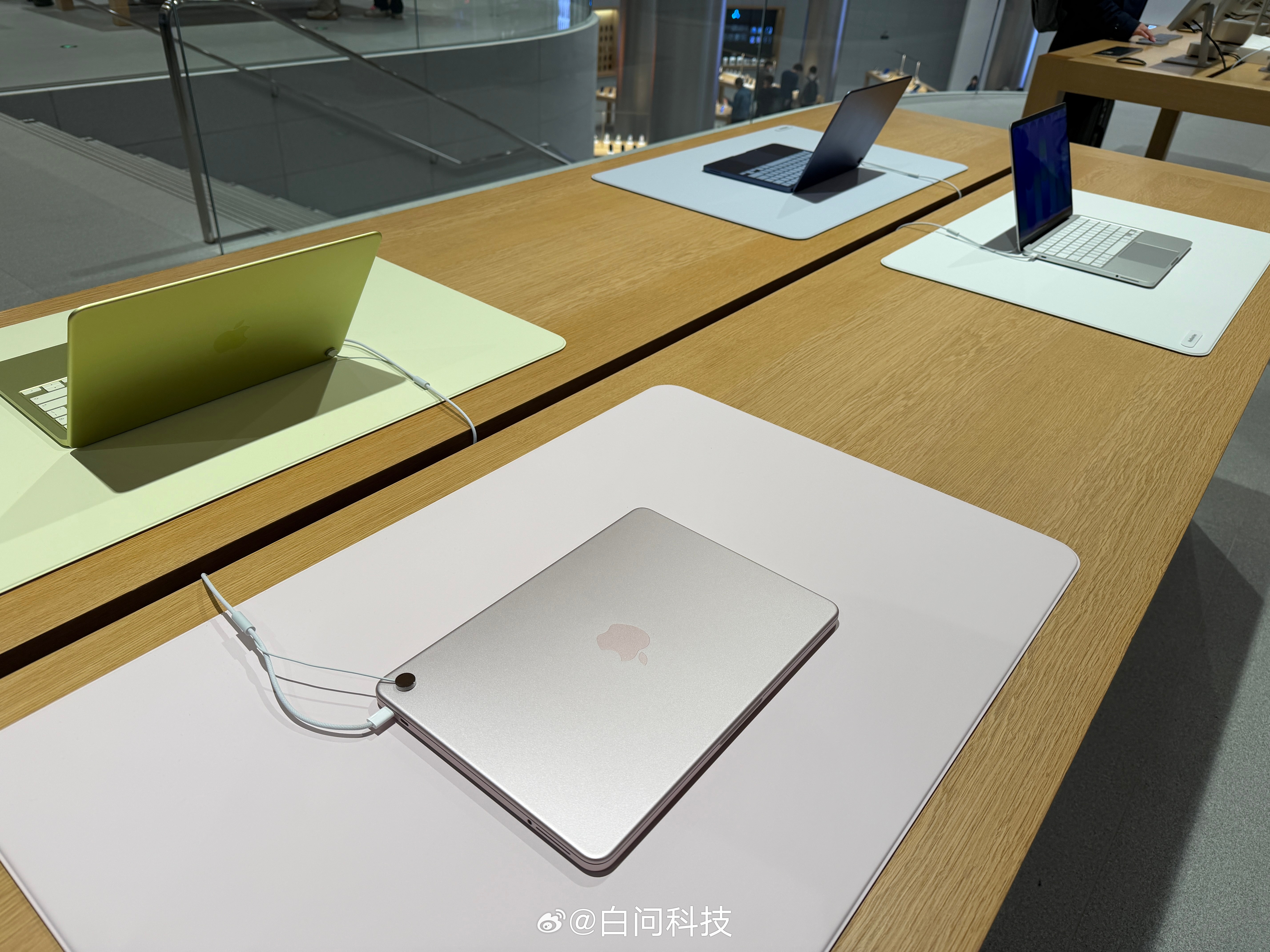 路过Apple 静安 进来瞅瞅外面下雨 店内的人都不少一进来就看中了Neo同色系