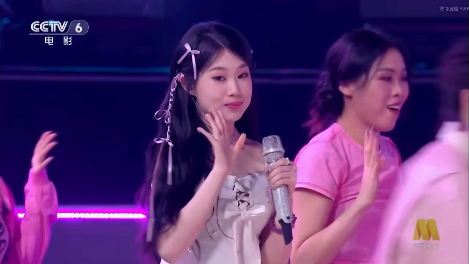 女儿美美出场爸爸被抬走哈哈哈哈哈哈沈佳润美美出场小沈阳被抬走 ​​​