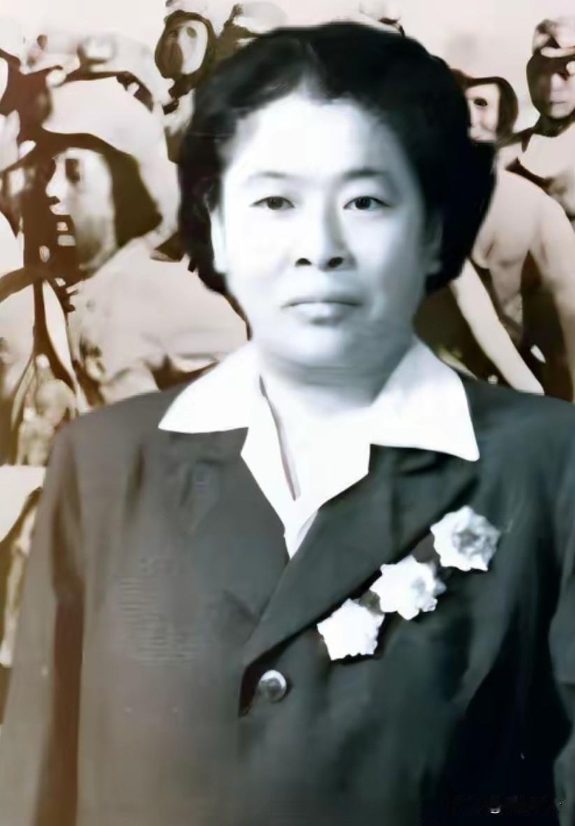 1935年，土匪黑七提出要与红军单挑，何子友去迎战，她对黑七说：“比武如果我赢了