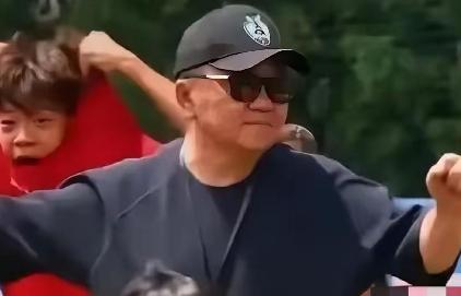 自掏5400万的董路，开500万的劳斯莱斯，住10万一平的豪宅，手腕上是百万名表
