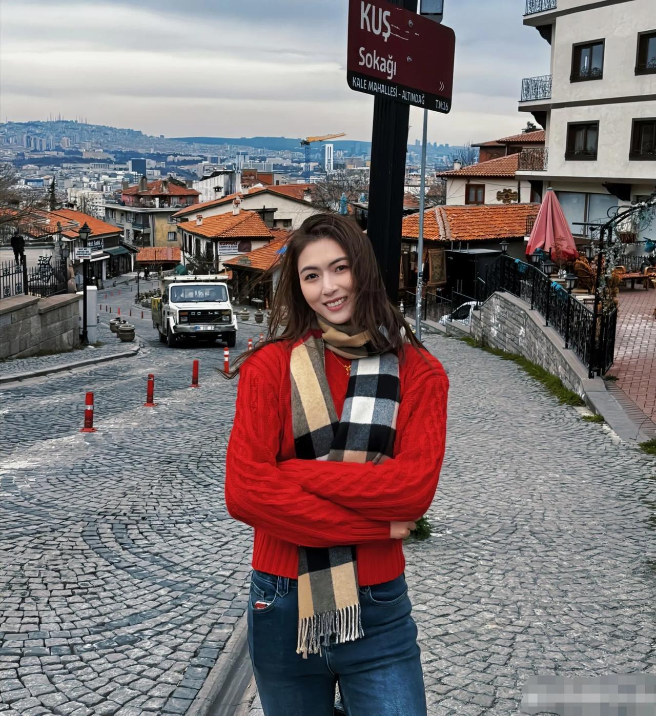 [玫瑰]缪伊雯在土耳其女排联赛中表现不错～
在今天凌晨结束的一场土超联赛比赛中，