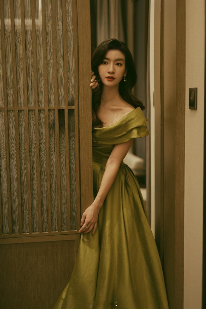 李晟中式美学这一块看李晟这套中式造型，在老巷子里一站，配着景致特和谐，灵动又有韵