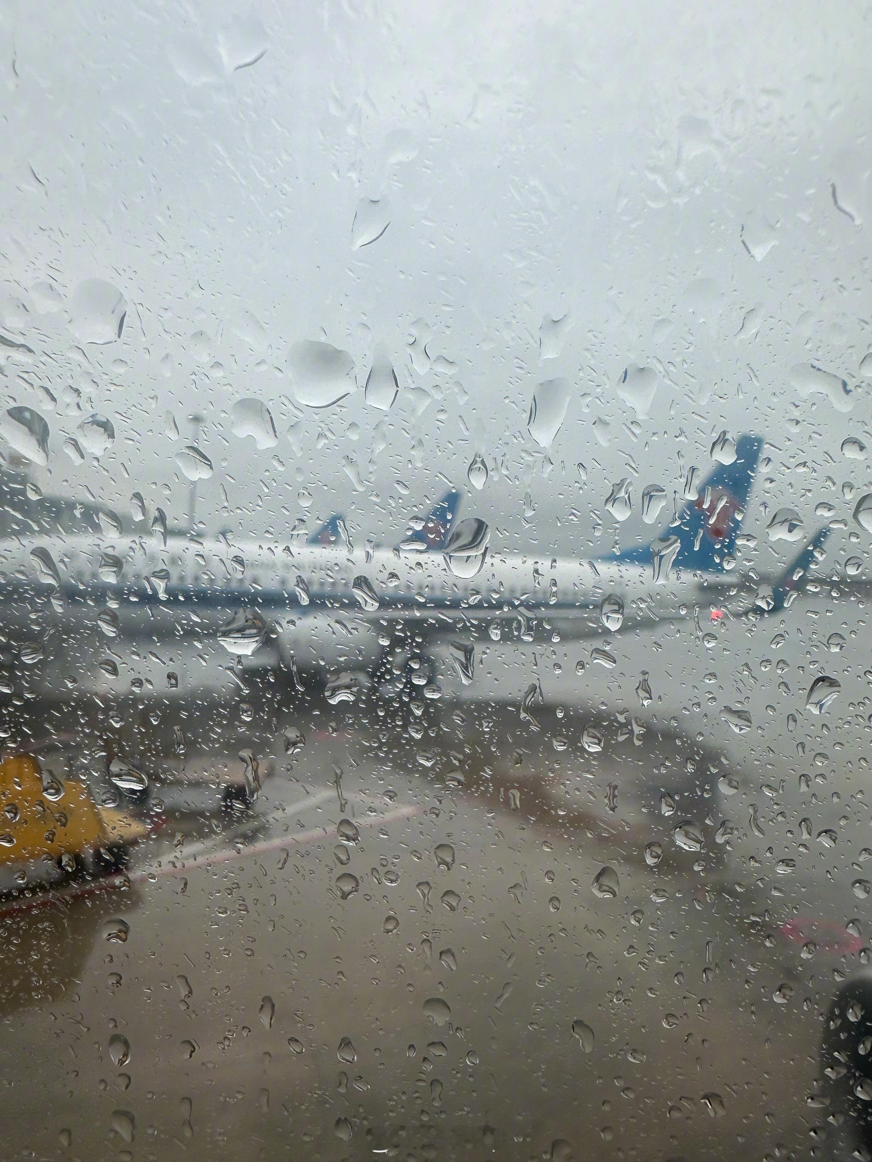 #广州暴雨# 完犊子，我这第二程估计得晚点了。机场积压的航班已经很多了[笑cry