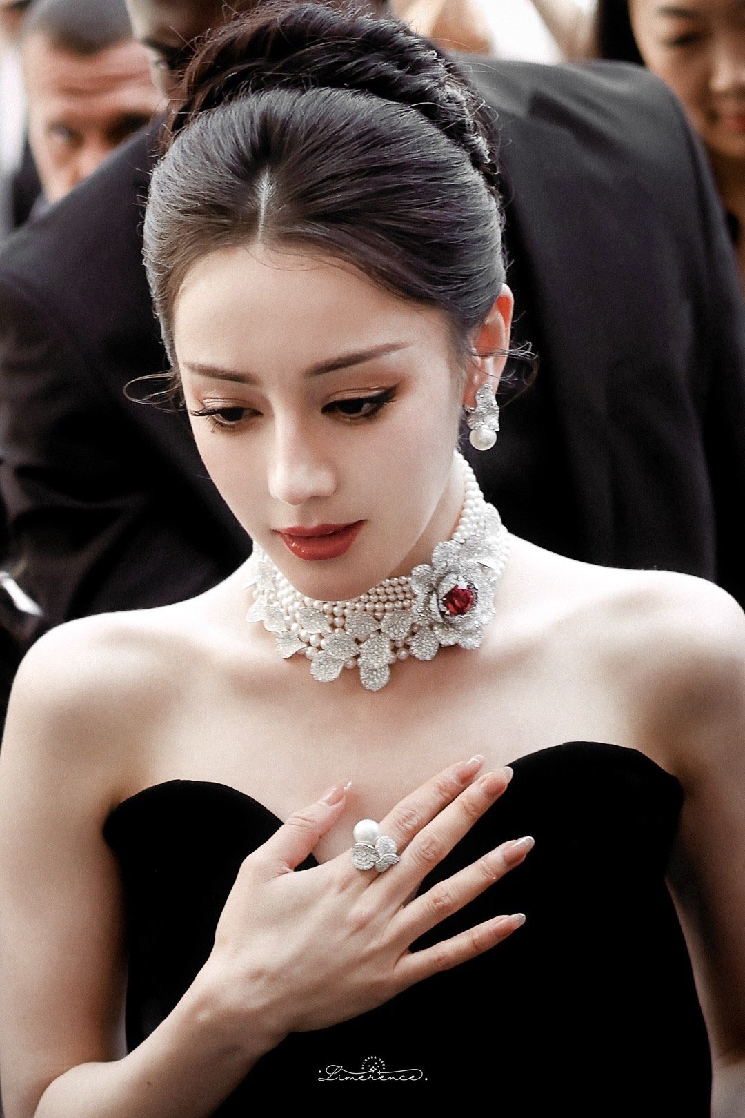 时代美人降临巴黎🤲🏻✨同一位摄影师拍的Angelababy迪丽热巴 ​​​