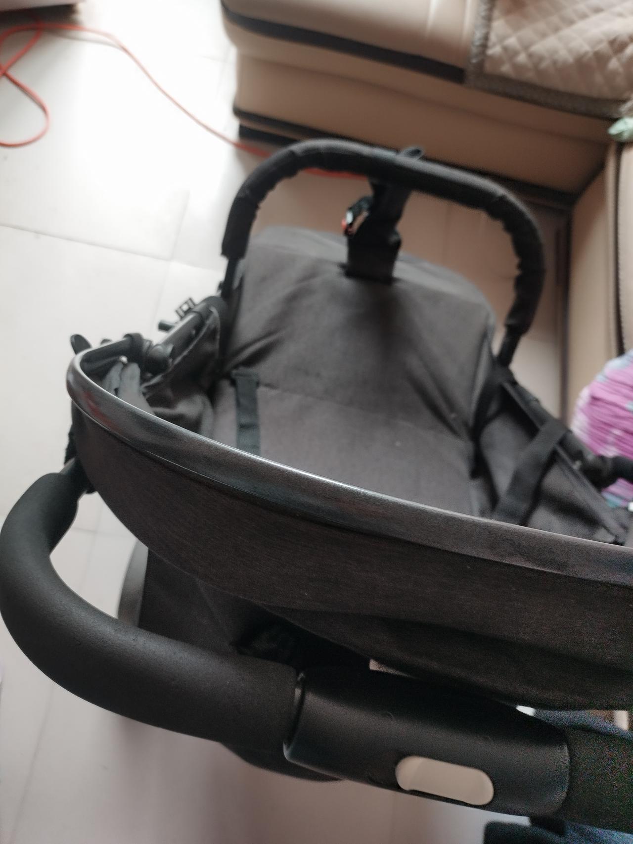 朋友给了一辆婴儿车，说是闲置的送给我们。
我妈乐意的接受了，虽然有点旧，但是洗洗