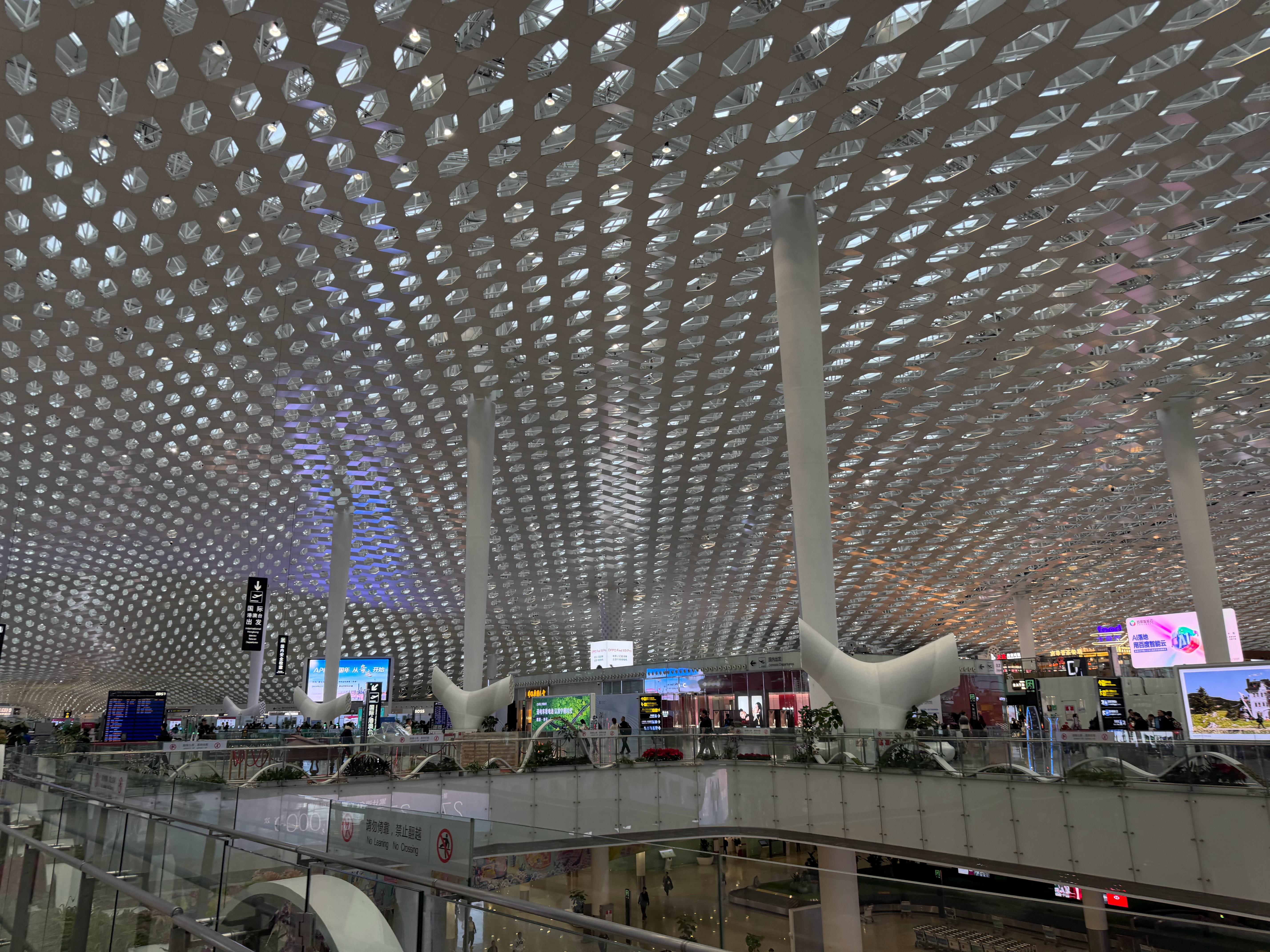 深圳宝安机场的天花板，是蜂巢设计，会让密集恐惧症的朋友受不了，但是图3 是机场的