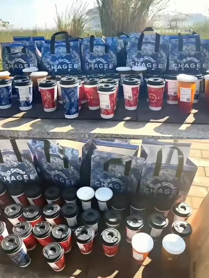 陈飞宇星光大赏逆应援陈飞宇给粉丝买了饺子和奶茶陈飞宇给粉丝买了饺子和奶茶，真好，