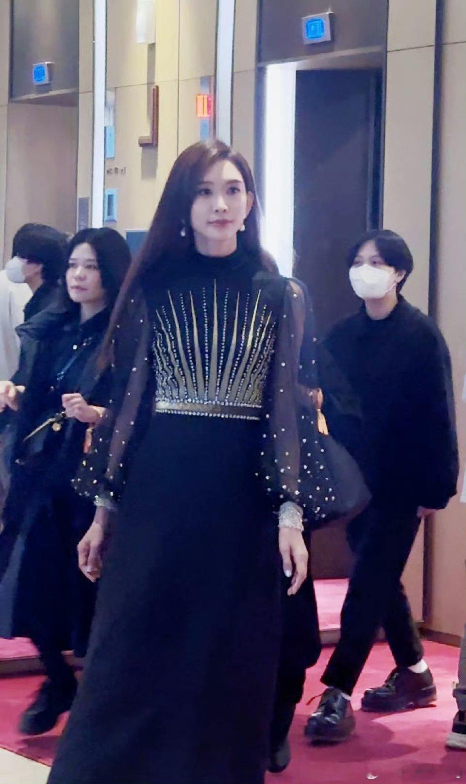 林志玲黑金贵公主林志玲这套黑金礼裙真的好美好温柔，简单的披肩造型却让人移不开眼，