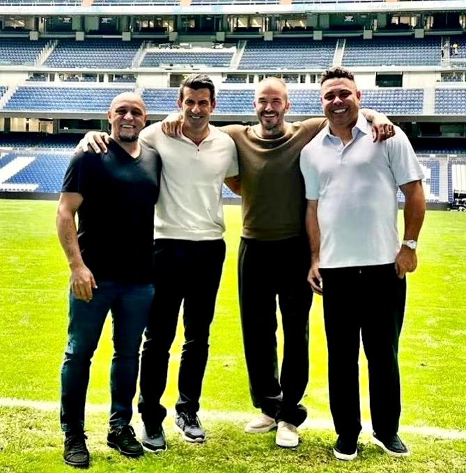 绿茵场，
退休老人的晚年生活。
大罗，小贝...
还有两个不认识了[大笑]