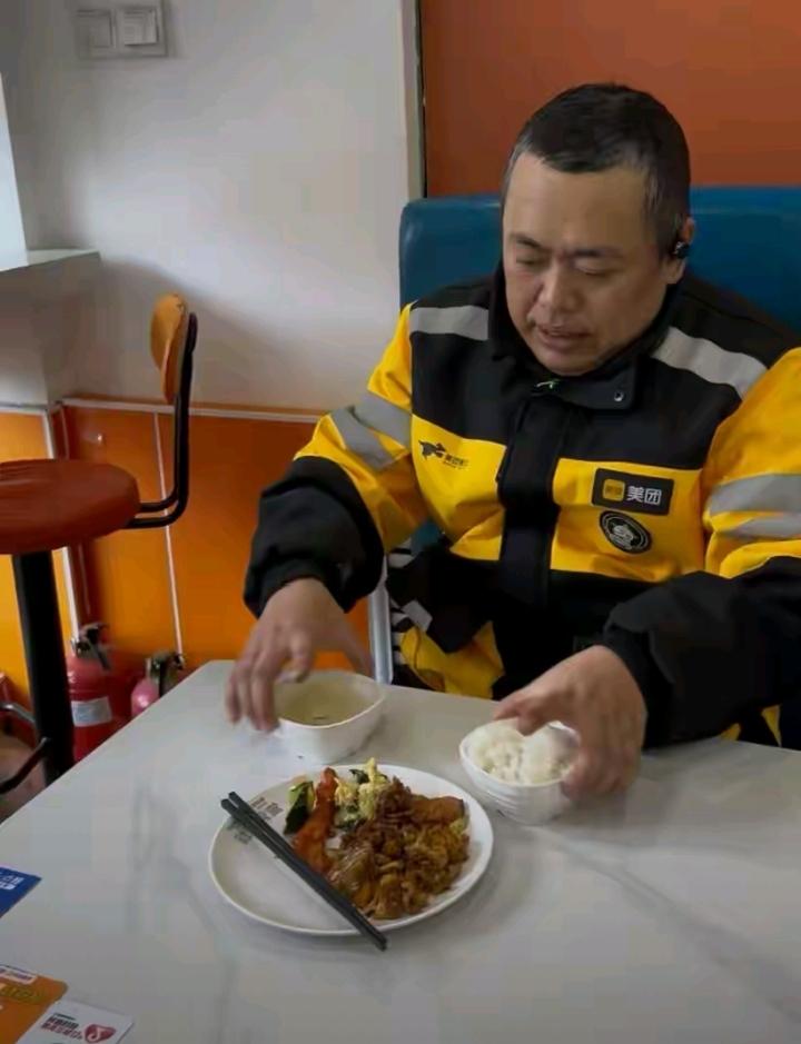 通州外卖小哥陈文林火出圈了，人民日报和新华社都报道他了，全网都在为他疯狂点赞！