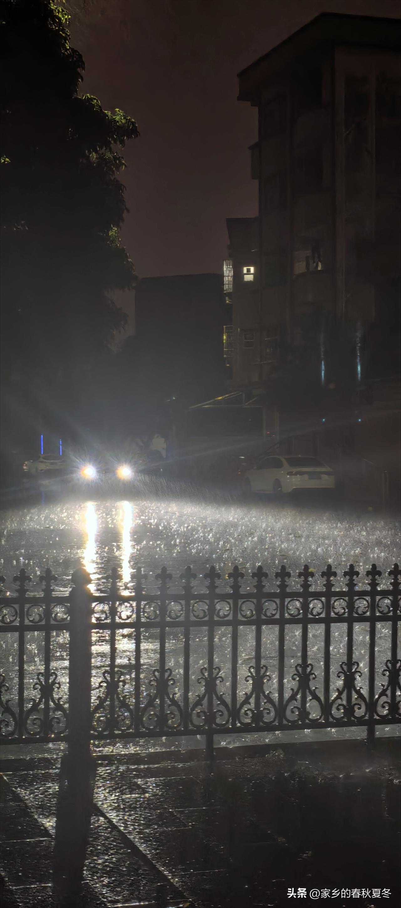 随着降雨的到来，东莞这几天的高温闷热终于缓解了。昨晚持续近一个小时的暴雨，给出行
