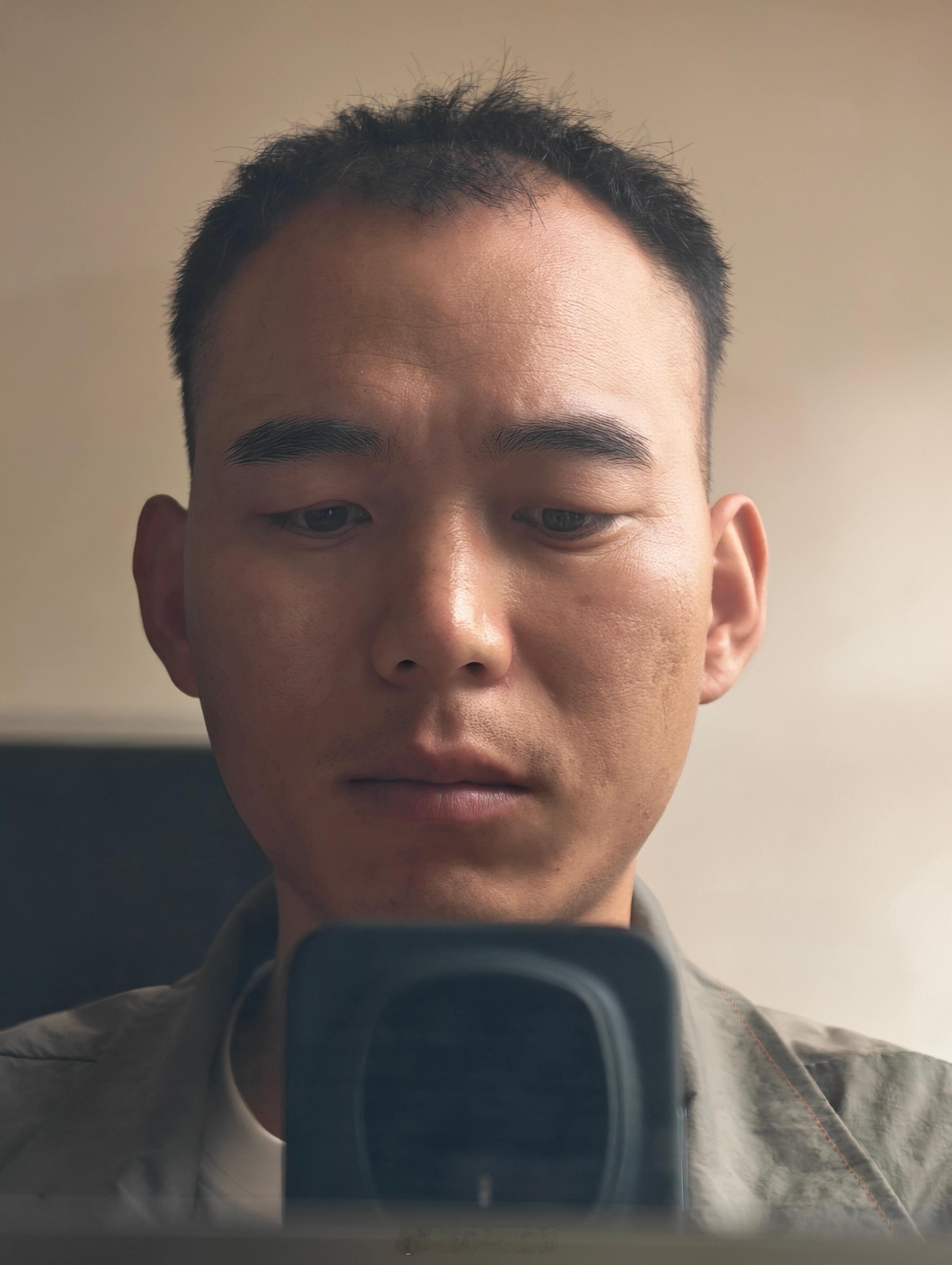 发个自拍，电脑屏幕拍的。 