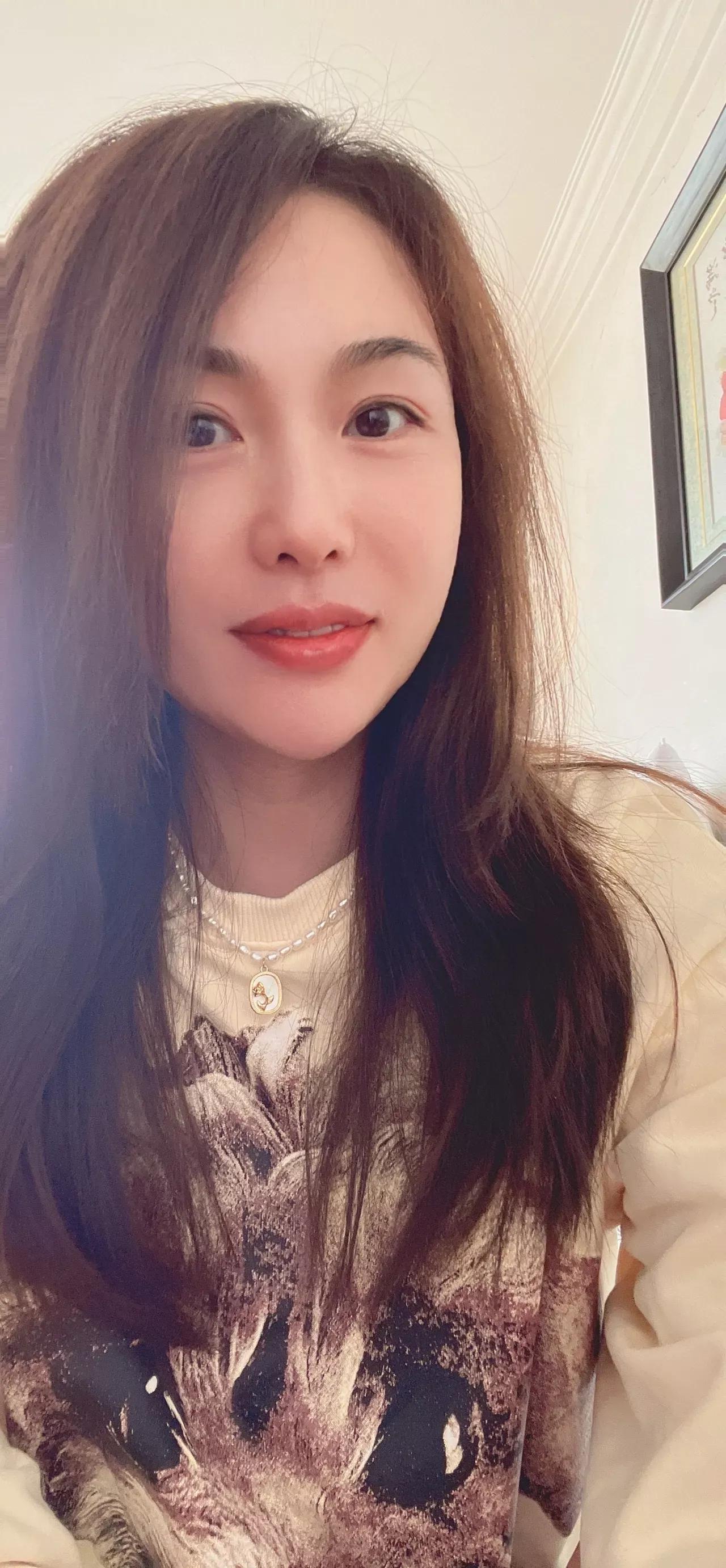 吃完饭，孩子走到我面前，我看他有话说，笑着说有事就说，他想了几秒钟，说:妈妈，能