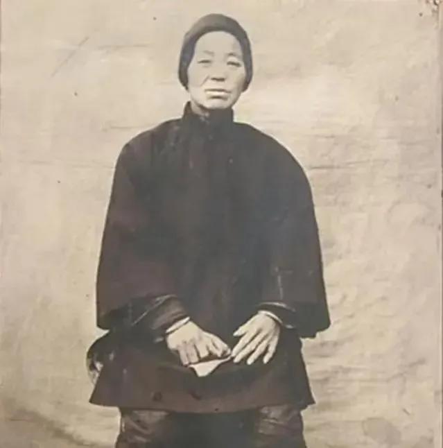 1895年，土匪冲进富户家，拔刀逼问乳母：哪个是少爷？乳母想起东家恩情，一咬牙，