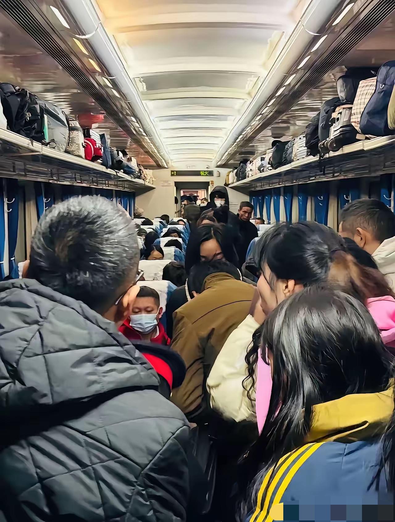 飞机没料到，高铁也意外，就连长途大巴都看走了眼——每年春运大幕拉开，最抢手的竟还