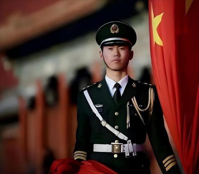 2024年，没人预料到，之前被誉为“最美升旗手”的退伍军人张自轩，竟然在回到地方