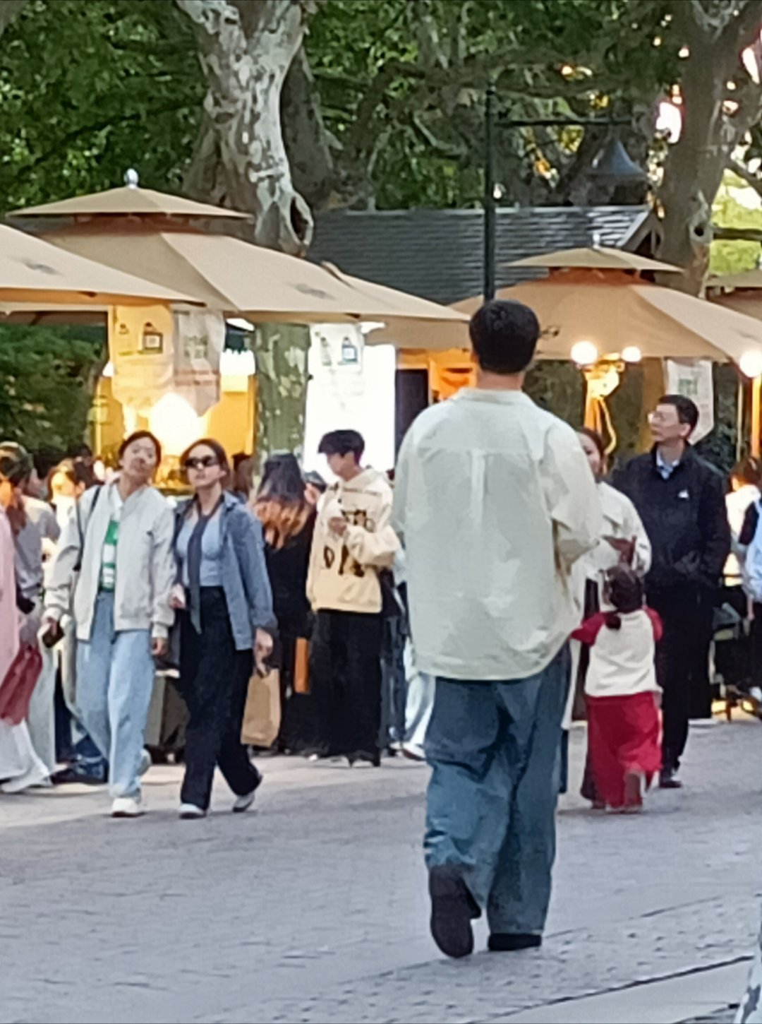 发现了韩国人来中国的秘密西湖是比较明显的，今天外国人真多外国人游中国  ​​​