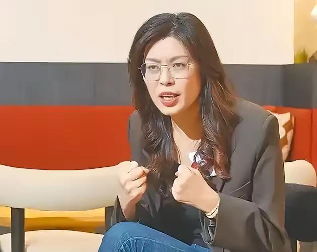 两岸关系并不复杂！
听洪秀柱这么说，真是智慧，既然是追求统一，郑丽文就不要总是想