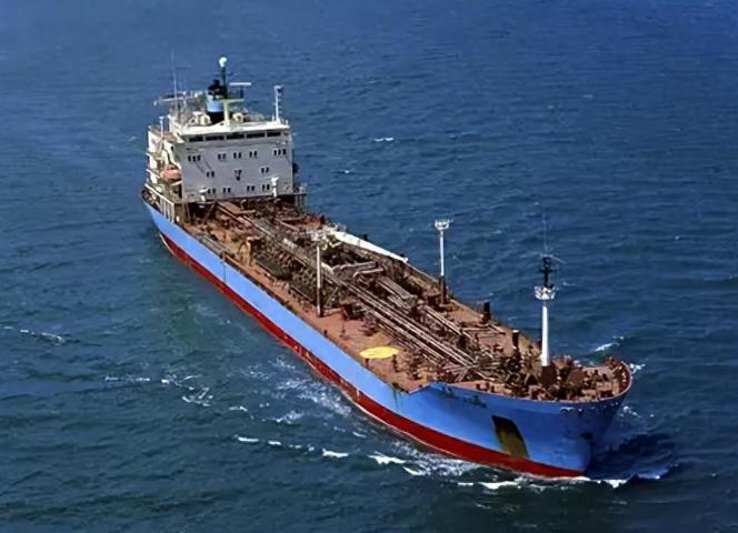 弱国之悲！遭抢劫都不敢维权，第七艘油轮无人敢认领，成了孤儿！

一艘巨轮在公海被