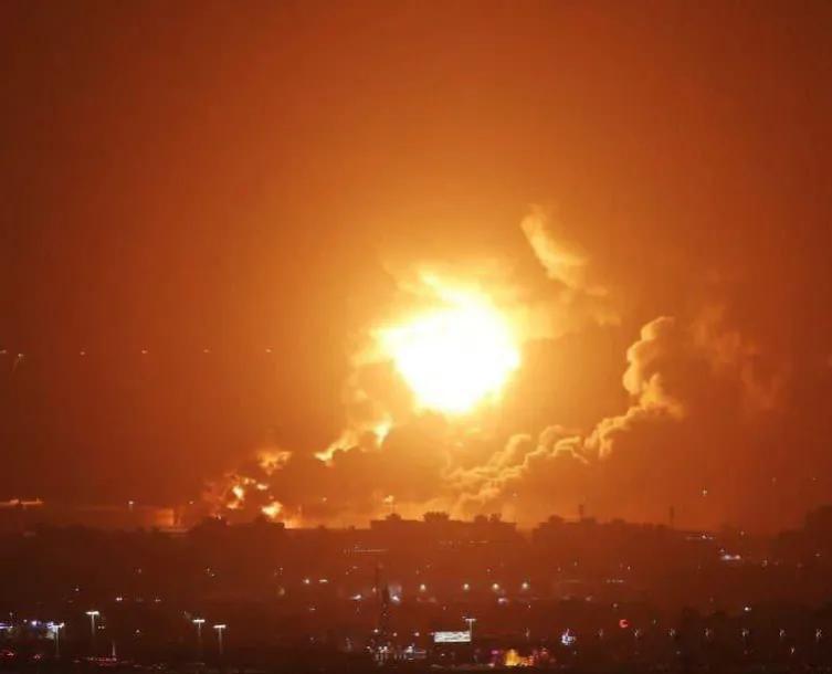 也门胡赛武装的官员声称，作为对美英两国空袭也门的回应，也门胡塞武装对位于红海的美