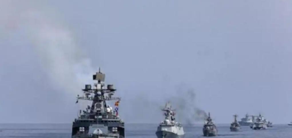 突发！伊朗凌晨直接动手，650公里的距离精准命中美军舰，两艘军舰当场起火，可美方