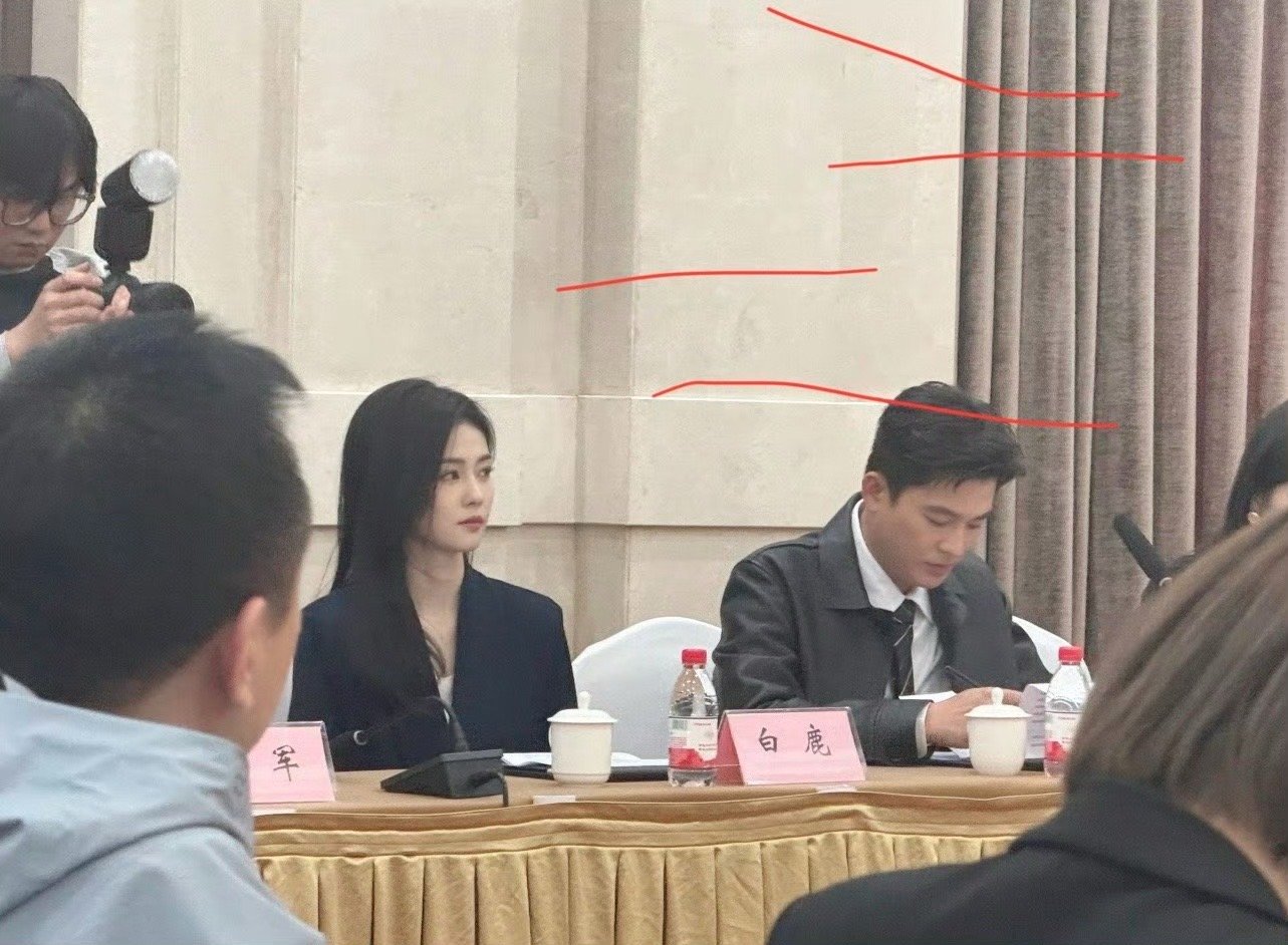 白鹿欧豪内场热聊白鹿欧豪聊啥呢 白鹿欧豪内场热聊，夏凤华和谢望和坐一起了，梦回北