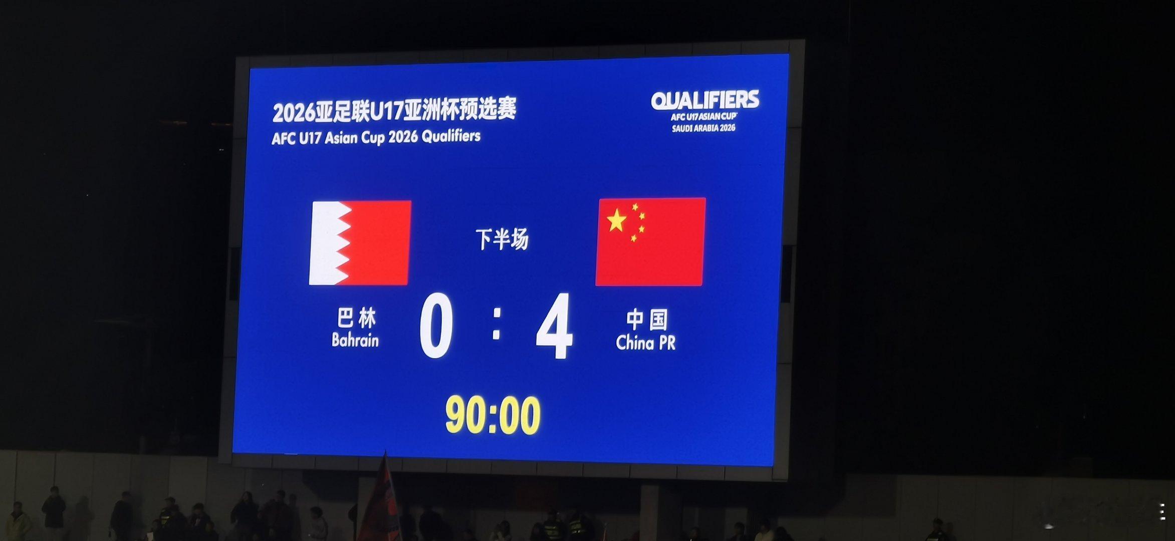 一个非常顺利的开场加上对方后卫短路送人头，比赛在30分钟就完全失去了悬念，下半场