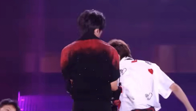 #宋亚轩刘耀文牵手#一个舞台动作而已啊…还以为有多暧昧呢[裂开] ​​​