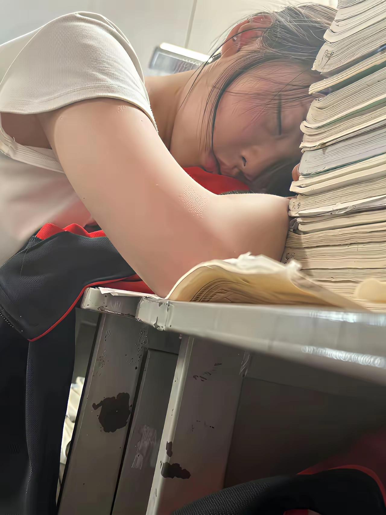 “累到睡着的学霸，书本成了枕头”📚💤