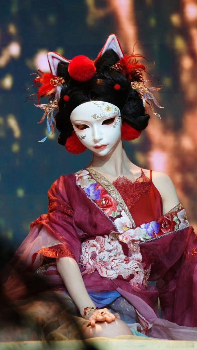 蒋芸妖夜行魅成啥样了谁懂蒋芸《妖夜行》的魅惑感！灵动裙摆配清冷妆容，举手投足间又