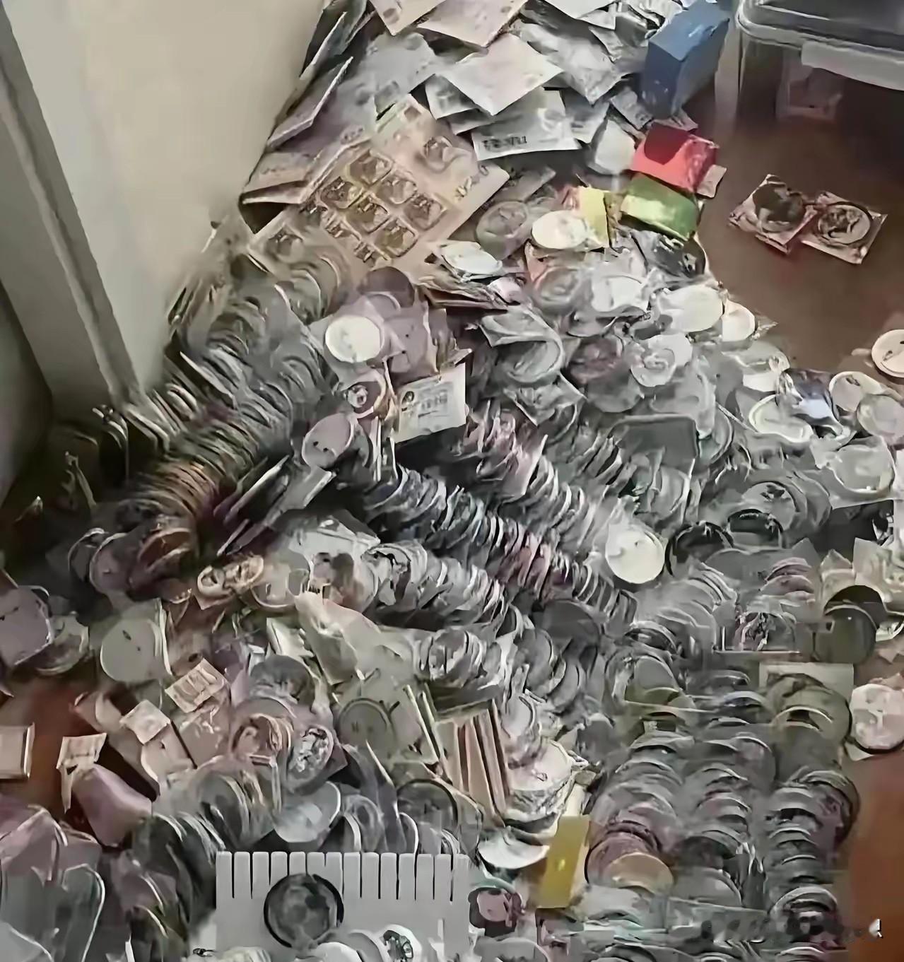 女儿床底下翻出来的，妈妈看到后被气哭，辛苦赚钱给女儿生活费，她就拿去花在这些地方