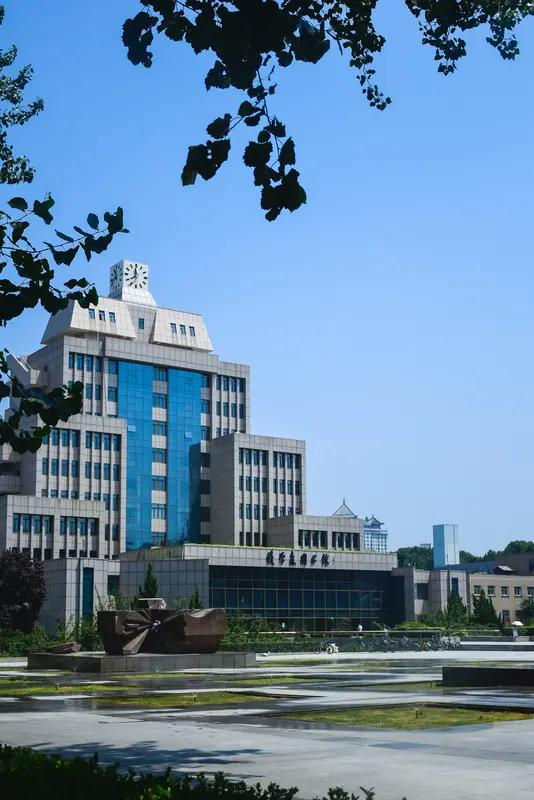 文科生报强基的多吗，如果接近600分能考上吗

有的大学，
哲学专业，历史专业