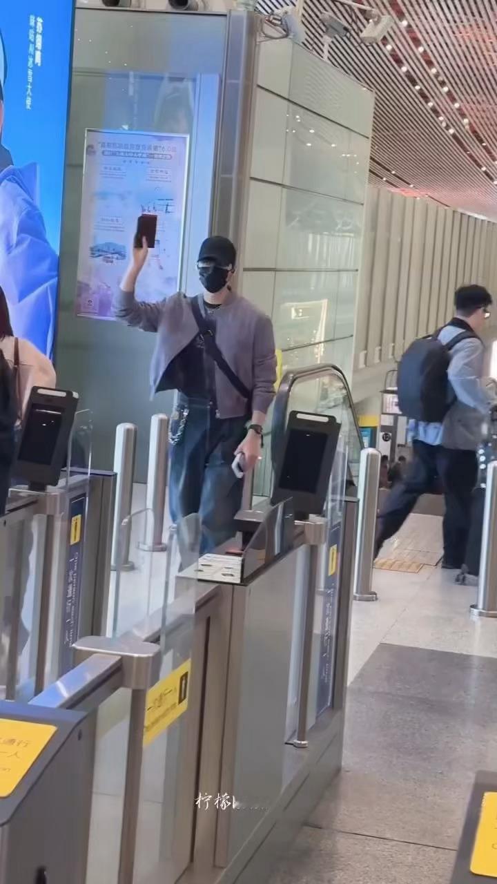 龚俊现身机场，出发新西兰，要去录制地球超新鲜2了。龚俊状态真的是一直这么好。 