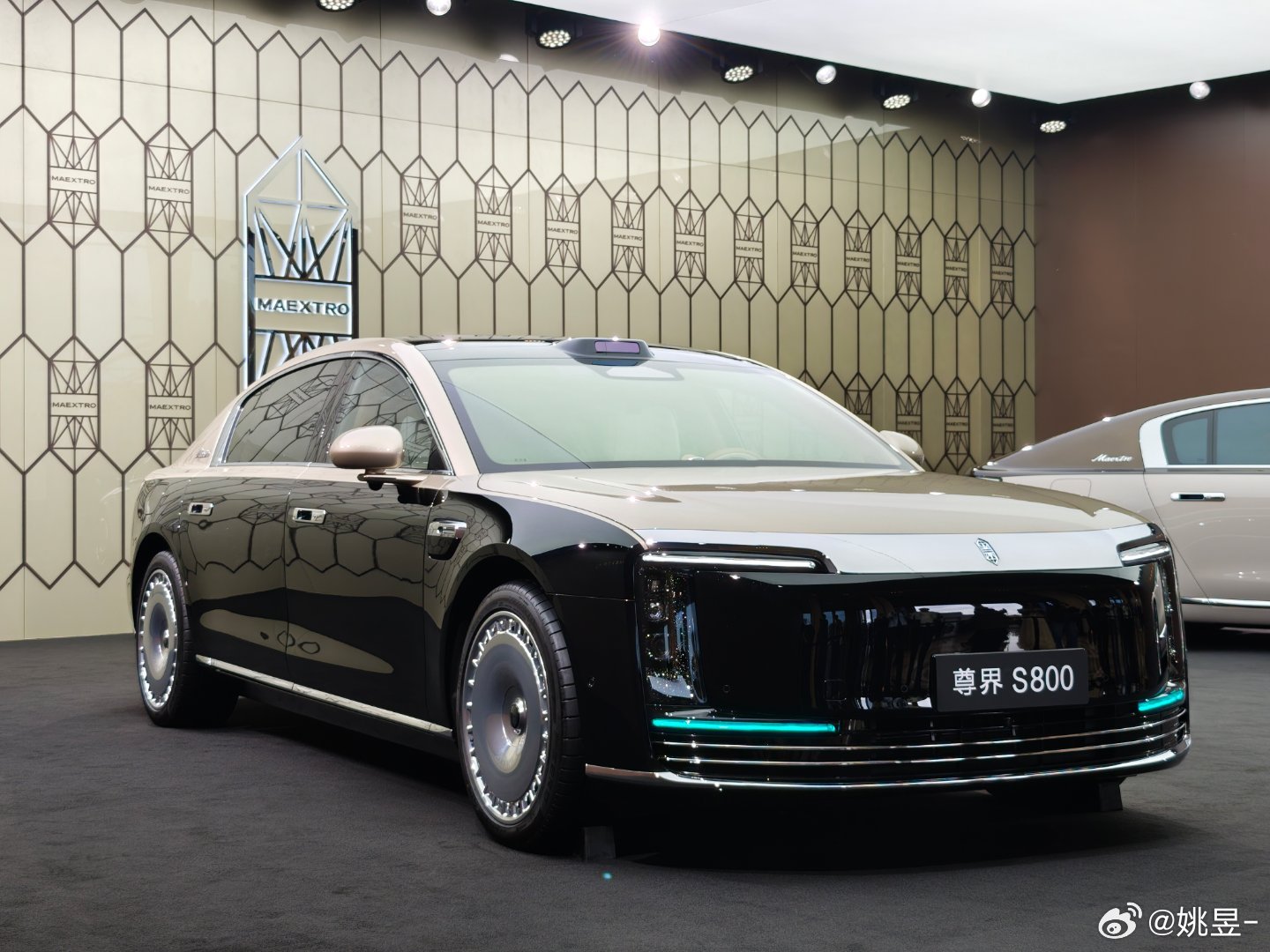 到达鸿蒙智行技术焕新发布会现场两台旗舰产品：尊界S800和问界M9亮相激光雷达看